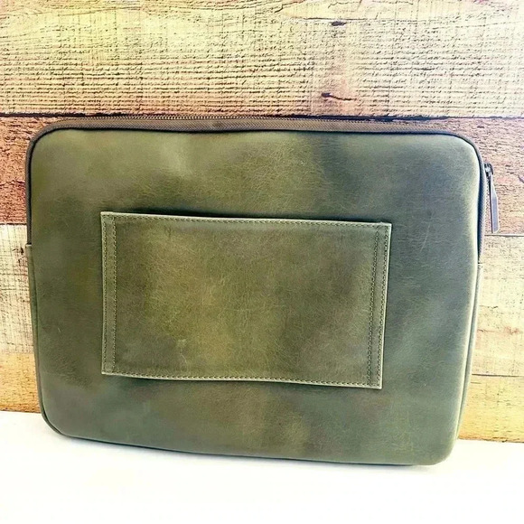NWOT Matt & Nat 15" Vegan Laptop Case -
Vintage - Olive - Picture 3 of 9